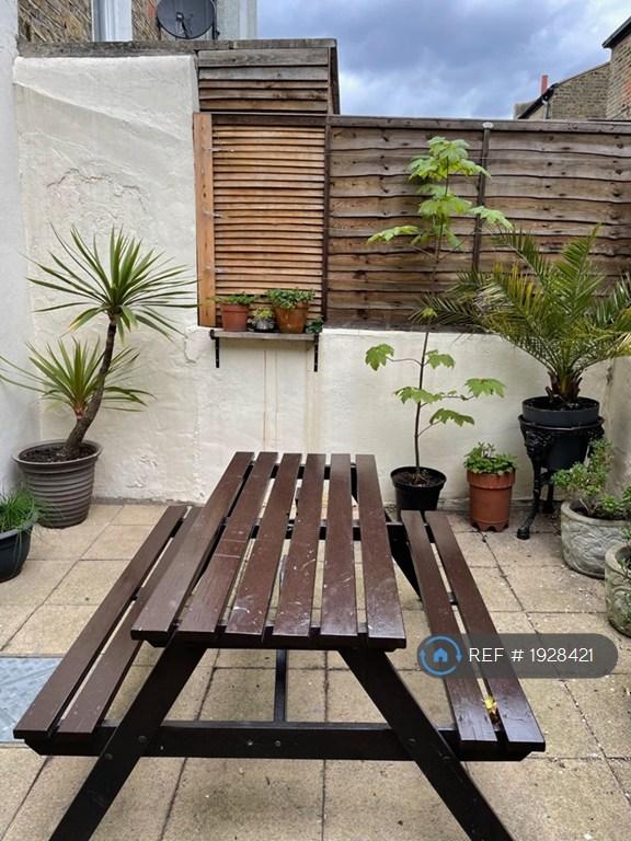 1 bedroom flat in Prideaux Road, London, SW9 (1 bed) (#1928421)