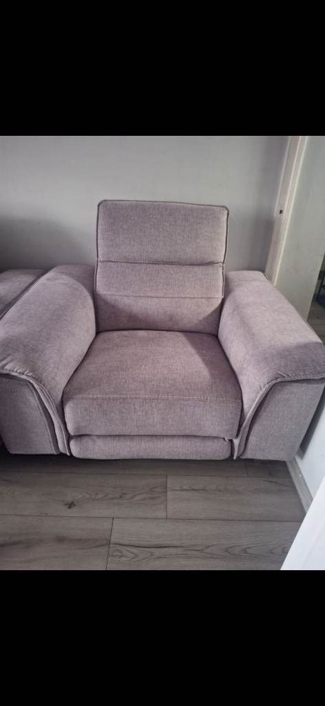 DFS Sonder Power chair large like new need gone asap