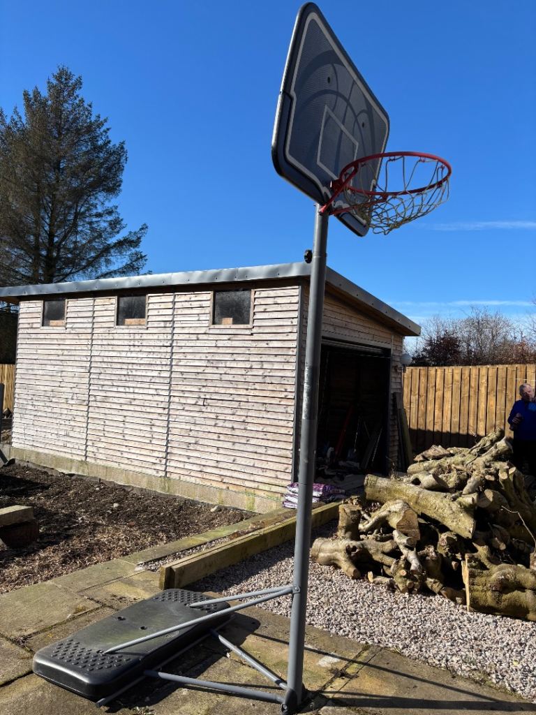 Adjustable basket ball hoop