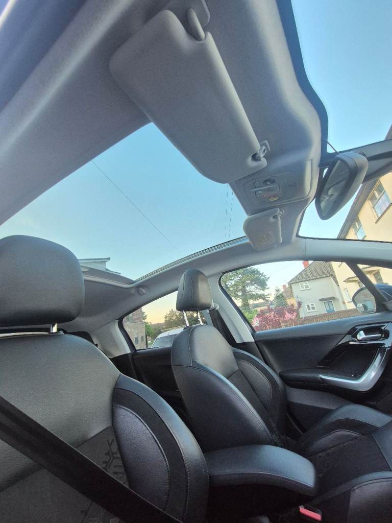 2014 Peugeot 208 1.2L petrol, Automatic 