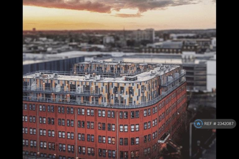 2 bedroom flat in Mercury Gardens, Romford, RM1 (2 bed) (#2342087)