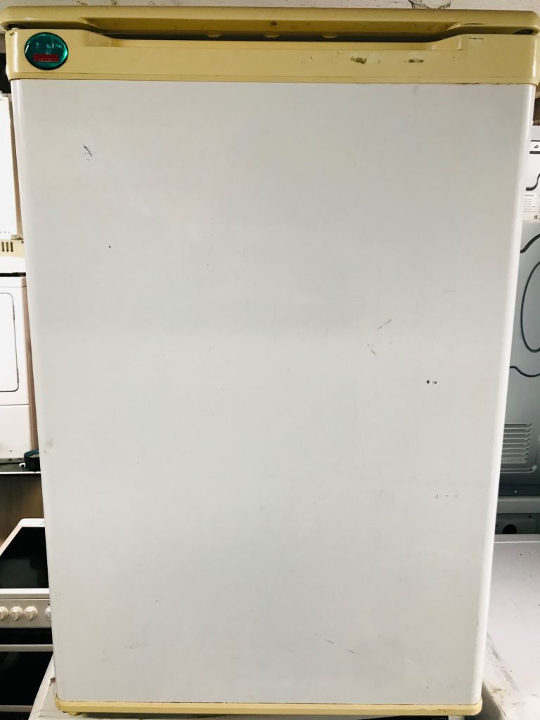 🚚 under counter fridge with ice box can deliver £45