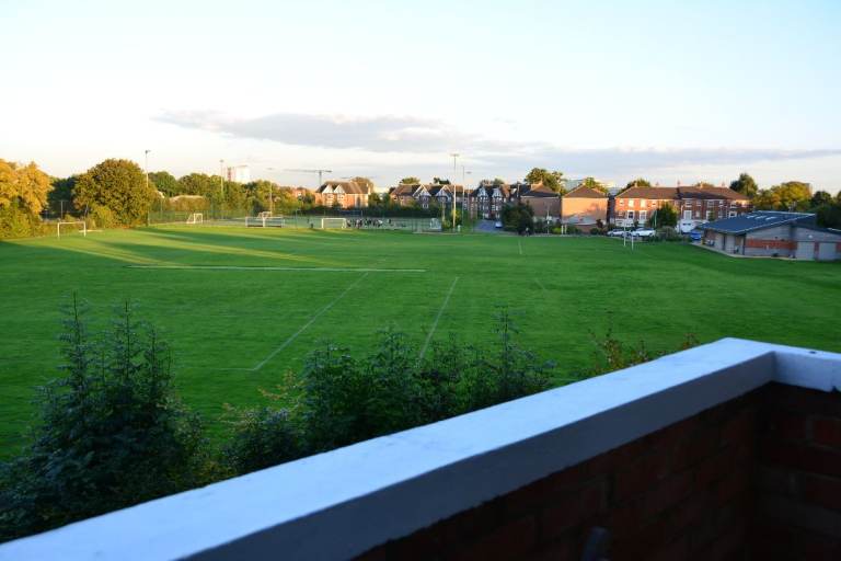 Bright, Spacious Double Room with Balcony in Acton