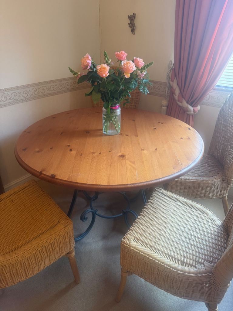 Oak Dining Table & 4 Wicker/Rattan Chairs 