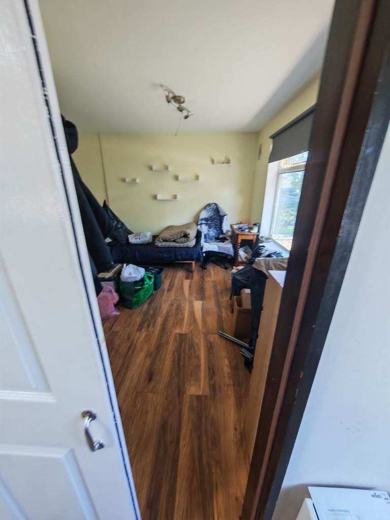 Double room Lawrence weston warm with bathroom shower, toilet, sink big garden Close to Avonmouth