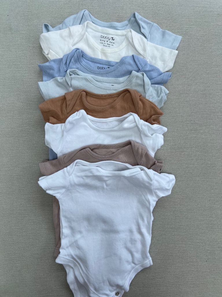 8 x Mixed colour Short sleeve baby bodysuits size 6-9 months 