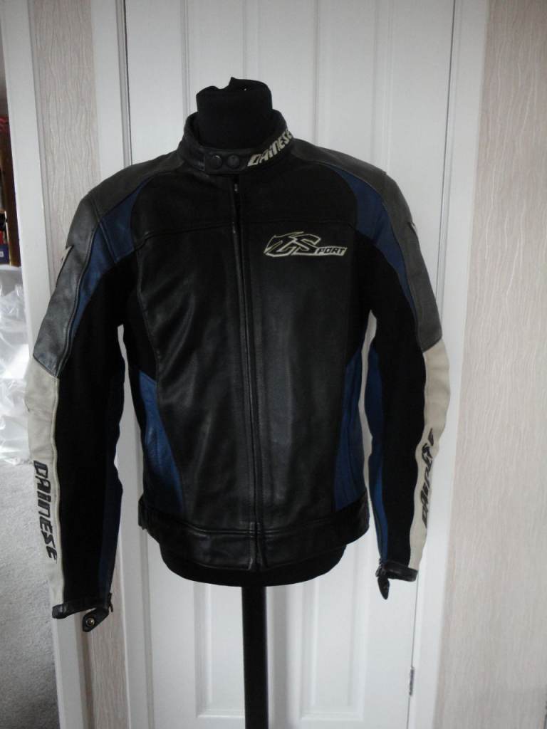 Dainese motorbike leather jacket with elbow and shoulder pads size 44 inch chest 