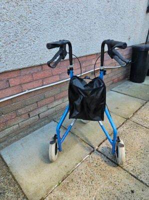 3 WHEEL WALKING AID