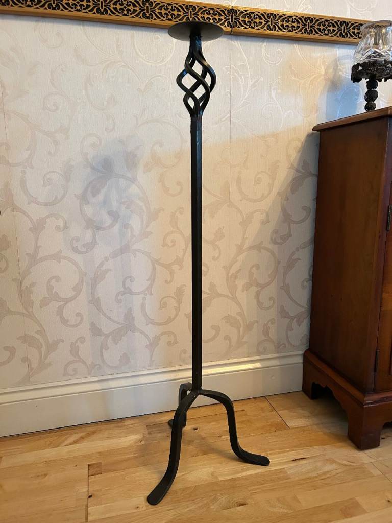 Freestanding cast iron candle holder