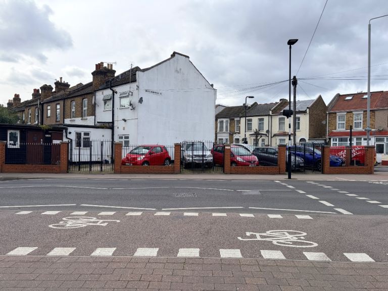 CAR/SHOWROOM - PITCH - LOCKUP - MODERN OFFICE TO RENT 