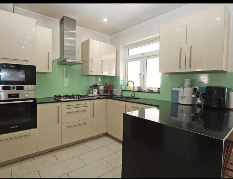 A firnished single bed room in 3 bed house  