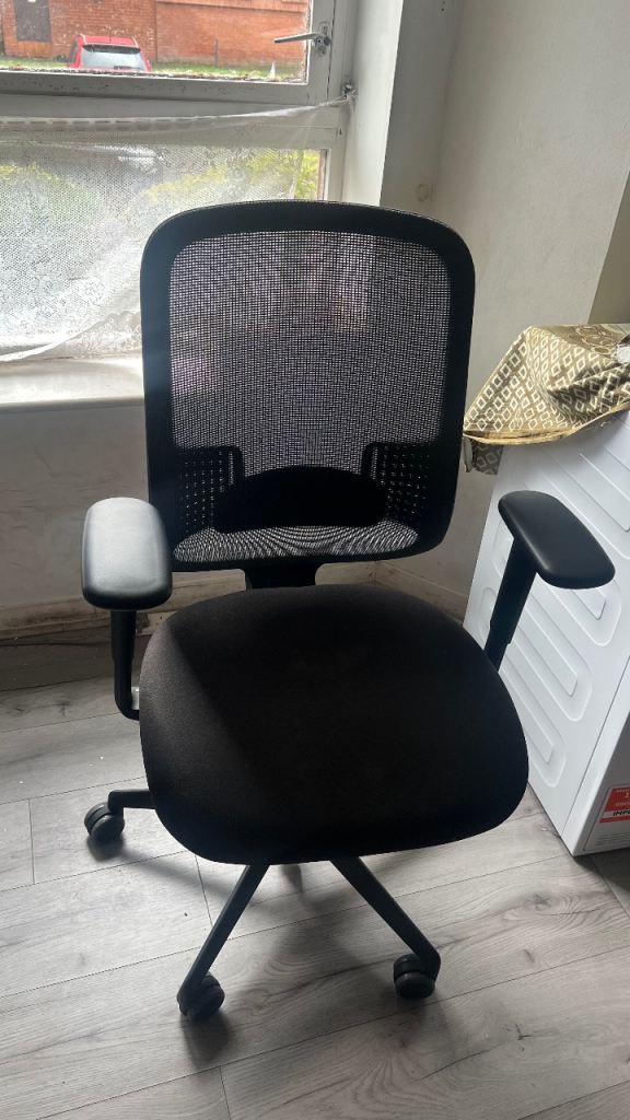 Negotiable Black Mesh Office Chair with Armrests – amazing condition 
