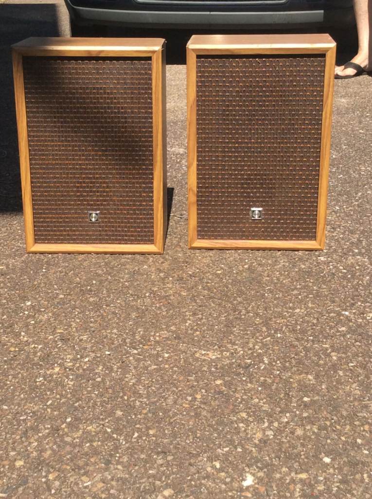 Pair Vintage Sanyo wooden speakers fully working
