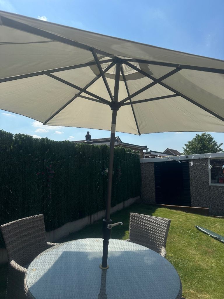 Grey Rattan Garden Furniture Set with Parasol and 4 Chairs
