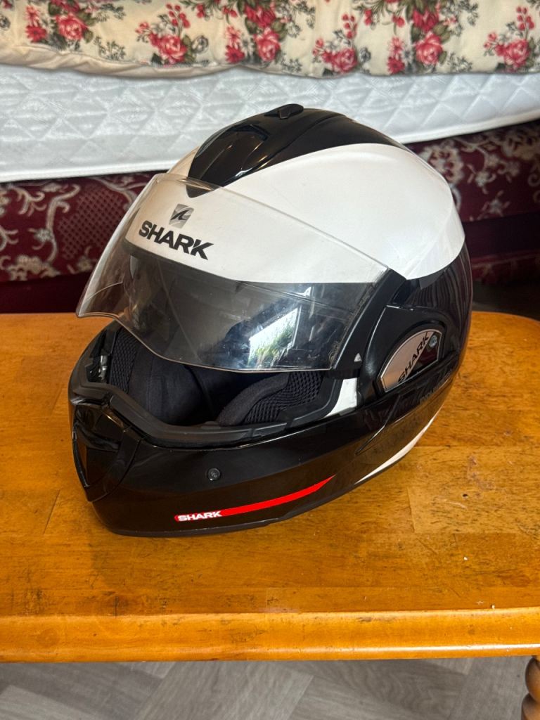 Shark evoline series 3 Motorcycle helmet excellent condition look like new 