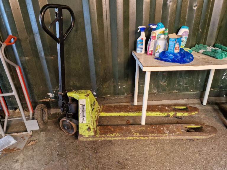 Pallet fork lift truck