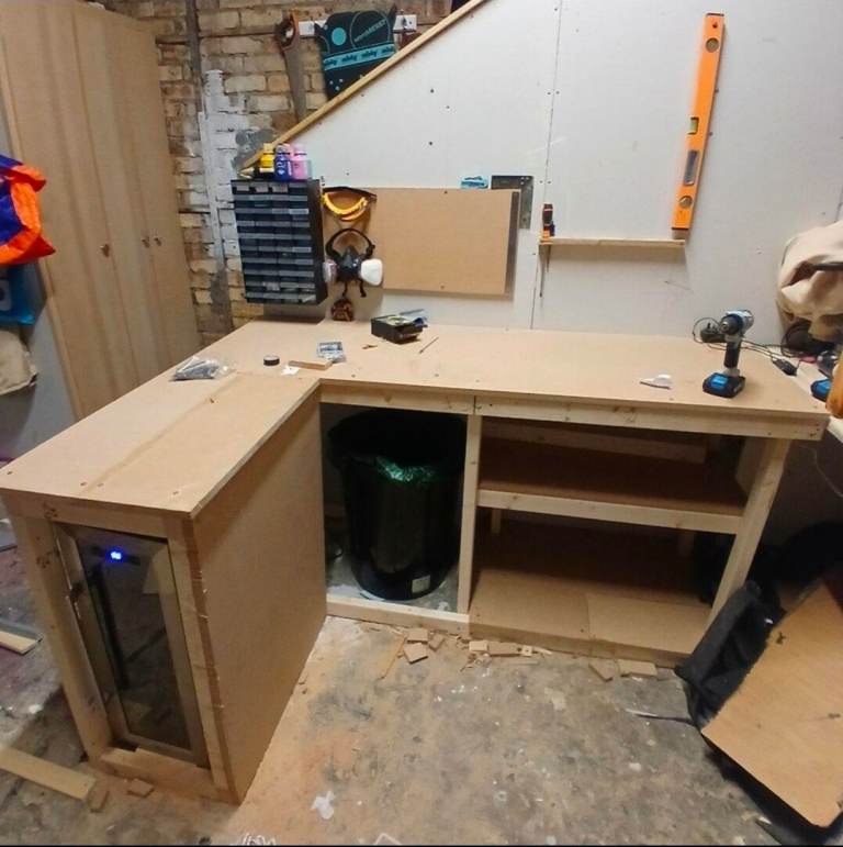 Joiner/wallpaperer/plasterboarder/flat pack assembly