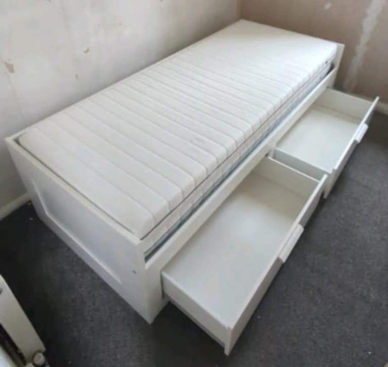 Ikea extendable daybed with 2 mattresses 