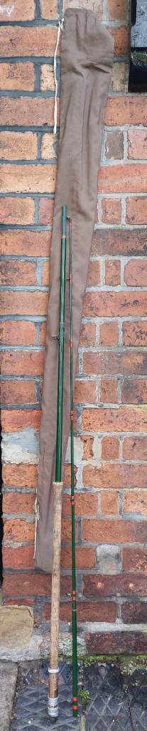 Sturdy 8.5 foot fibre glass Carp/Pike rod with cloth bag & rod ring repair kit