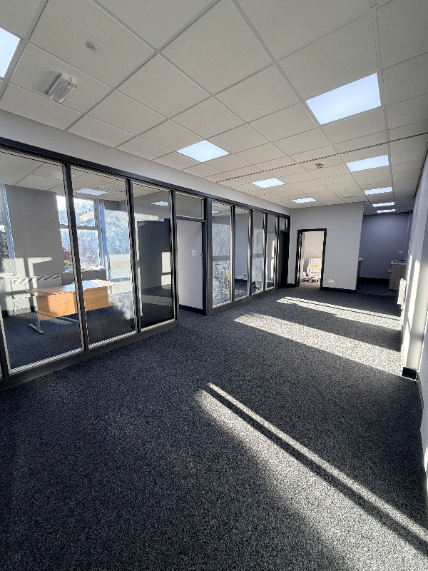 🏢 Self-Contained Office Suite – 3 Rooms + Parking 