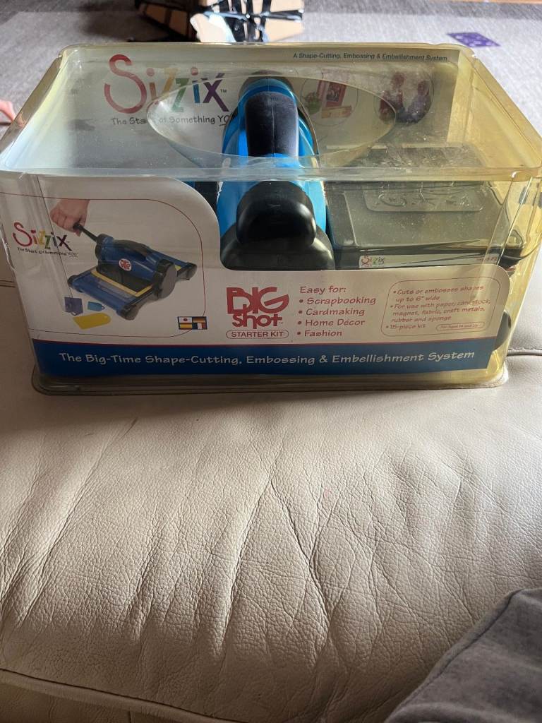 Sizzix Big Shot Die Cutting Machine Starter Kit Blue new and sealed
