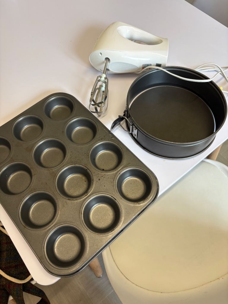 KENWOOD hand mixer, cupcake tin/tray and cake tray