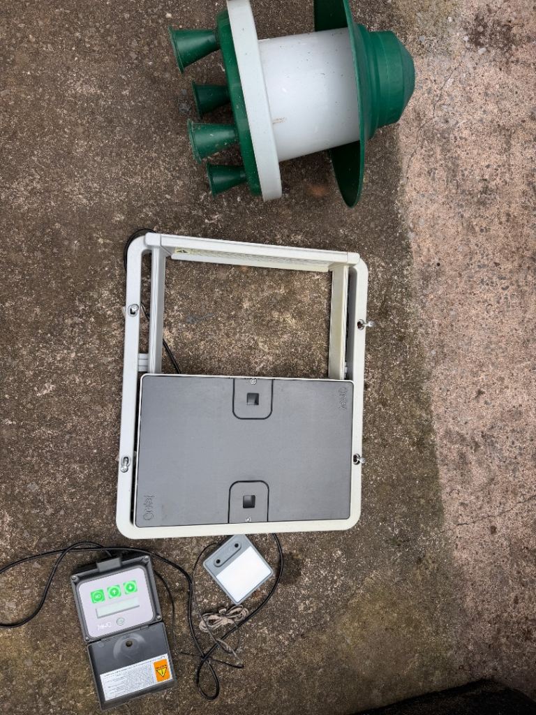 AUTOMATIC CHICKEN COOP DOOR