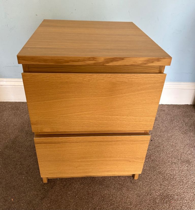 1 Bedside Light Oak Effect 2 Drawers H21.5in/55cm W16in/41cm D19in/48cm Good condition  J352A