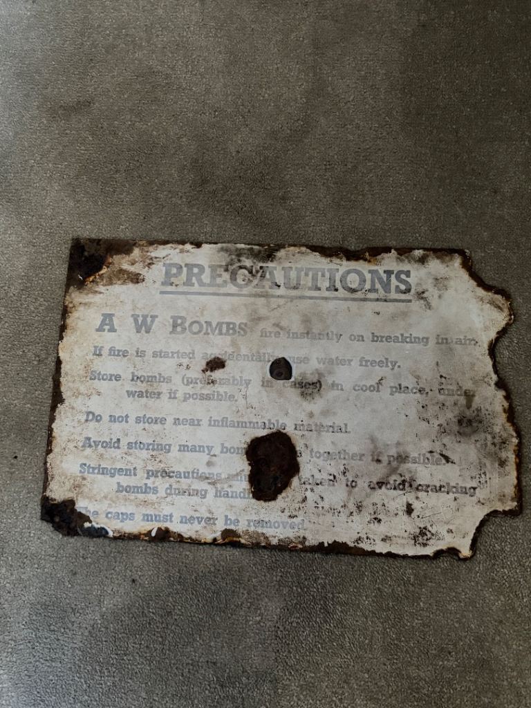 Metal/enamel bomb storage sign 