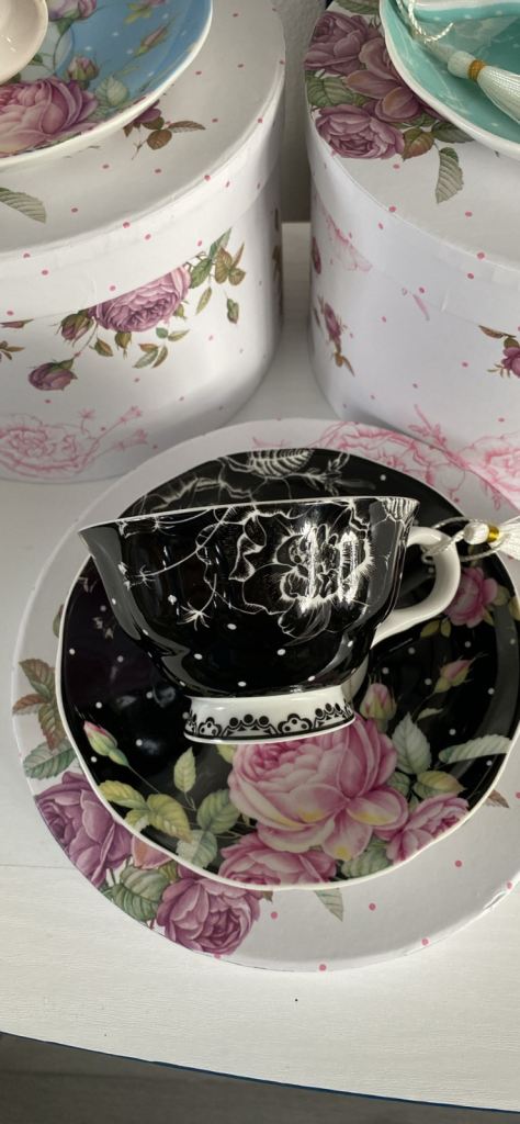 Porcelain clans saucer sets