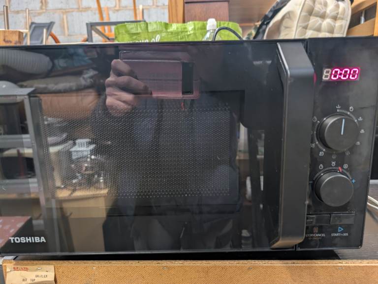 Black Toshiba microwave oven 