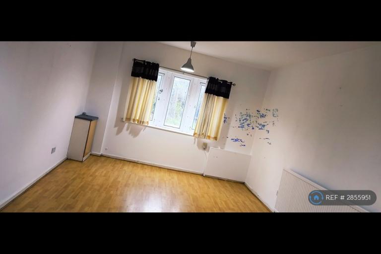 1 bedroom flat in Town Street, Pudsey, LS28 (1 bed) (#2855951)