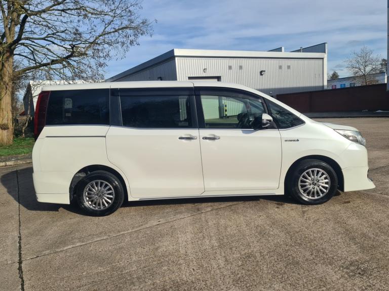 2015 Toyota Noah Voxy-Esquire 1.8 hybrid 7 seats automatic MPV Hybrid Electric Automatic