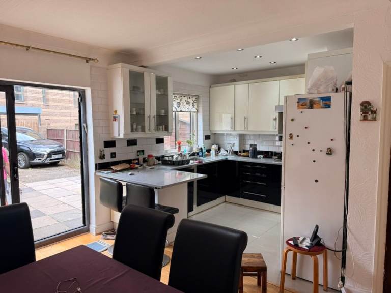Spacious 3/4 bedroom semi detached house, NW4