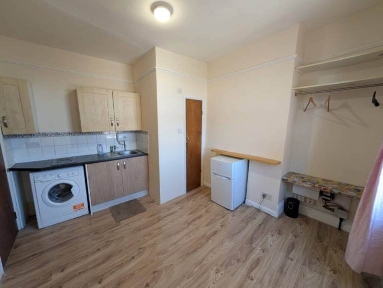 STUDIO FLAT HIGH ROAD WILLESDEN NW10  