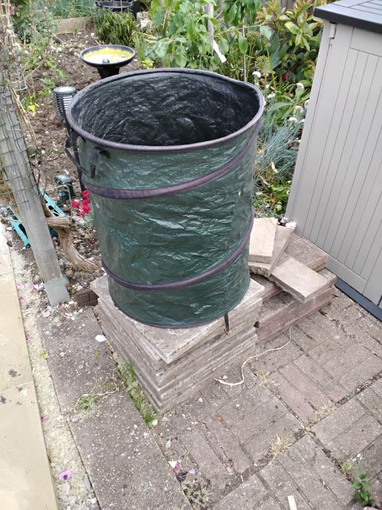 Collapsable weed collection basket