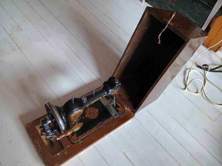 Jones sewing machine, hand crank vintage sewing machine. Vintage from the 1920s.