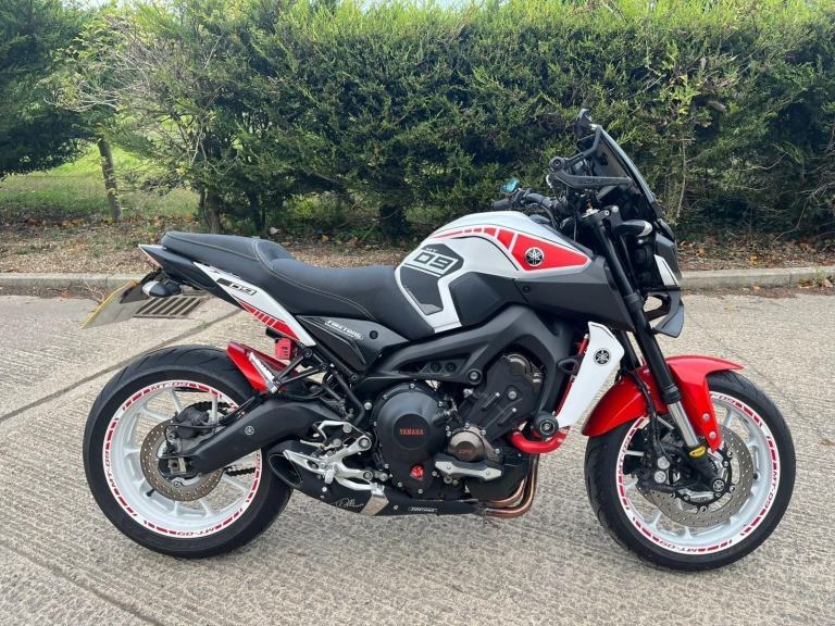 2018 18 YAMAHA MT-09 ABS NAKED MT09 900 TRIPLE 13k MT 09 900 WHITERED EXTRAS