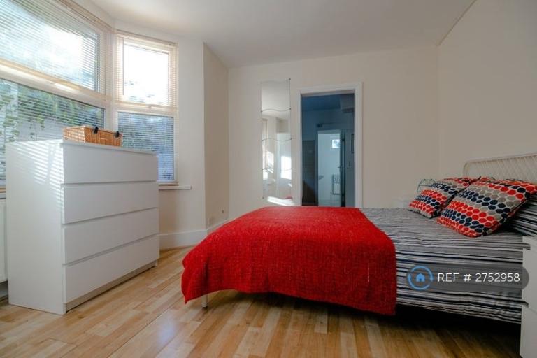 Studio flat in Allison Road, London, N8 (#2752958)