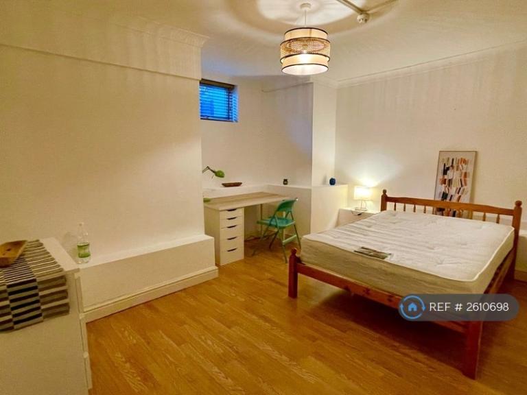 1 bedroom in Folkestone Road, London, E17 (#2610698)