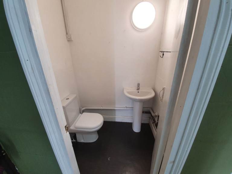 End-of-year savings: Take a unit now and save 40% for 3 months - Rent your space today!