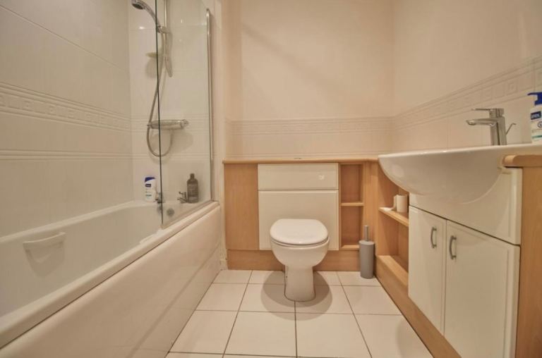 Hinckley 2 double bed luxury apartment, housing benefit accepted 