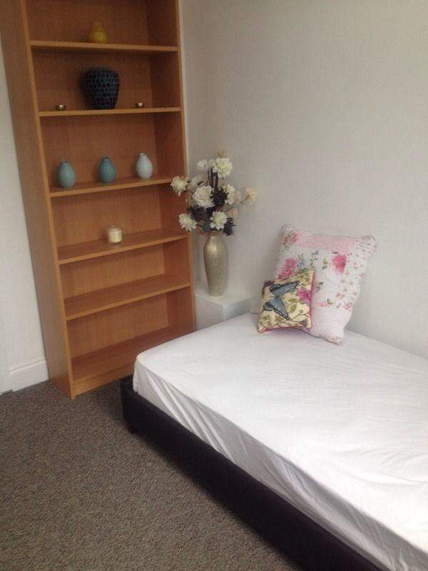 CLEAN & FRESH MEDIUM ROOM IN THE HEART OF CHINGFORD , E4 8NW FOR £630pcm..AVAILABLE NOW!!