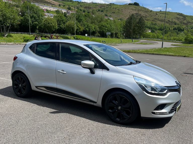 Silver Renault Clio. Low mileage! Apple CarPlay!