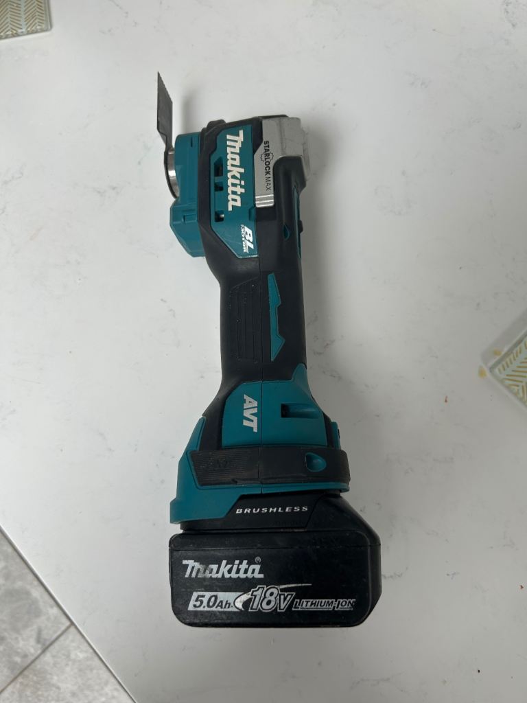 Makita Starlock Max DTM52 Multitool & 5.0ah battery