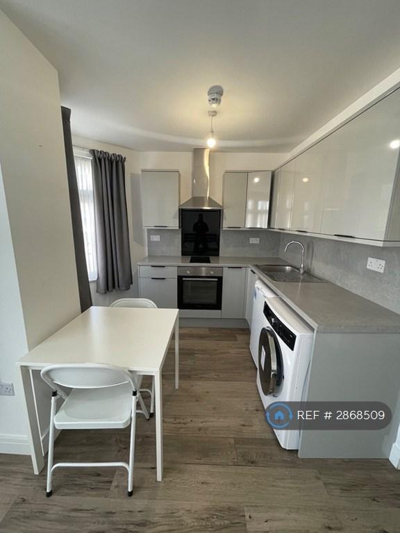 Studio flat in Grenoble Gardens, London, N13 (#2868509)