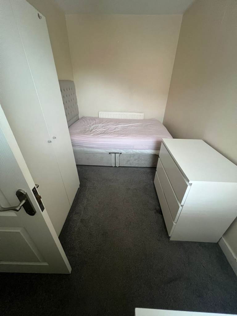Spacious and Cosy Double Room for Rent in - RG6 1DL
