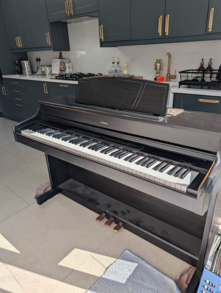 Roland HP7e digital upright piano