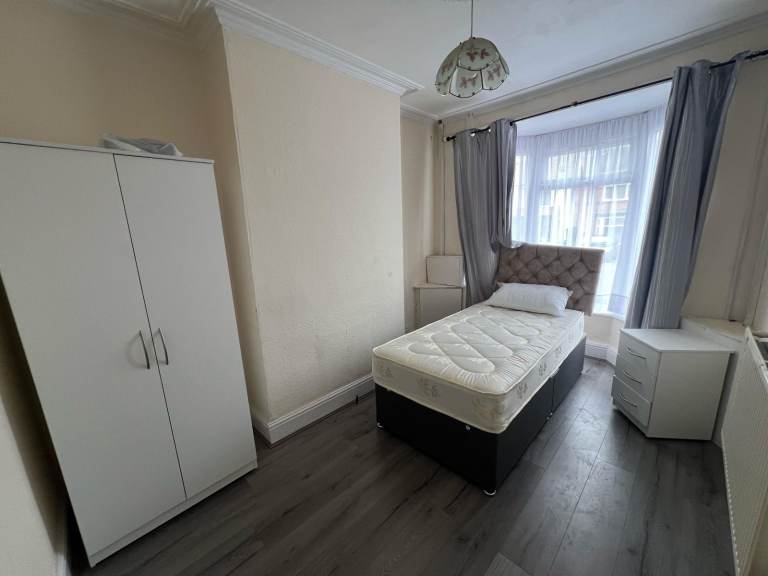 🛍️ Close to everything you need: Birmingham rooms, £10/week service charge. 📍