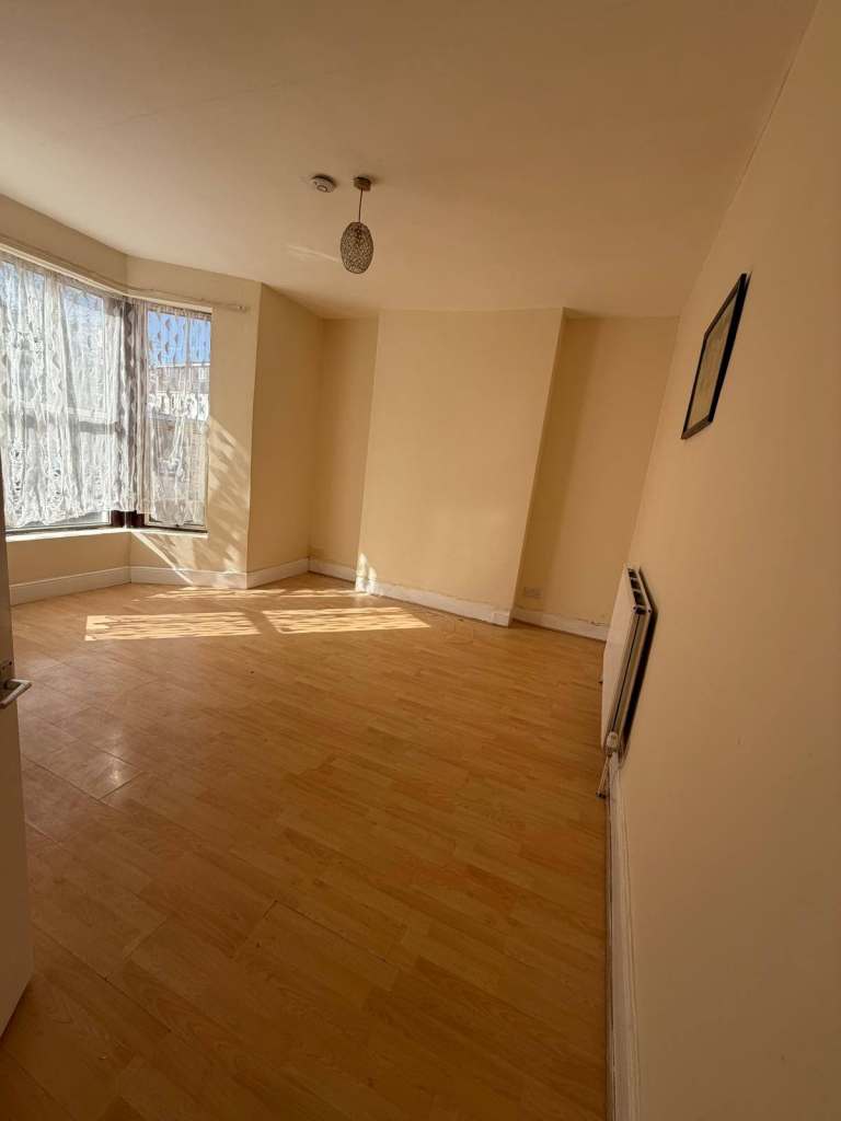 Beautiful 2-Bedroom Ground floor Flat To Let; Kenilworth Gardens IG3 8DU.